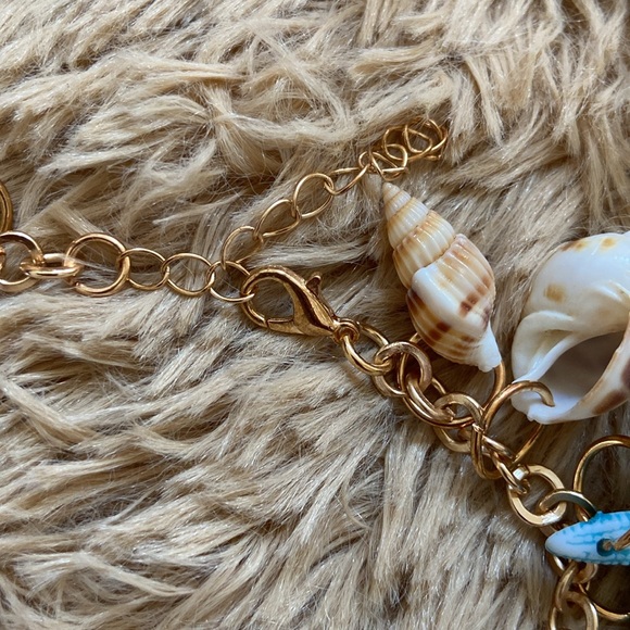 NWOT sea shell themed bracelet - Picture 2 of 3